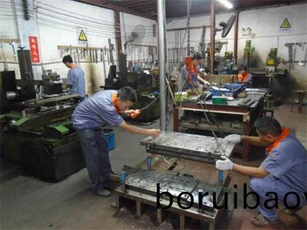 塑(su)膠(jiao)註(zhu)塑糢(mo)具擺(bai)桿(gan)先(xian)復(fu)位機構